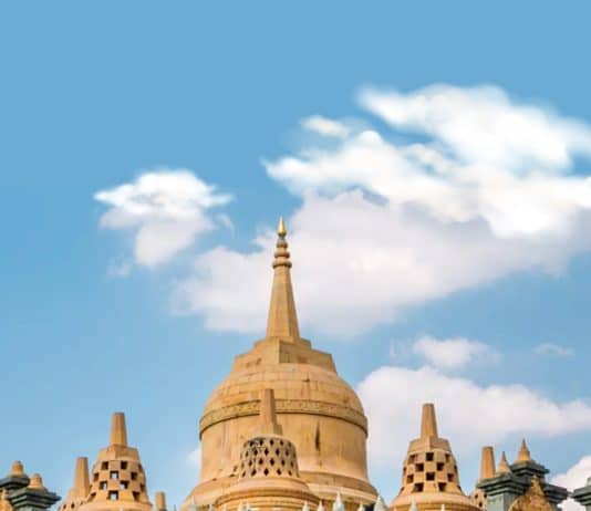 วัดประชาคมวนาราม ร้อยเอ็ด เจดีย์หินทราย ภาคอีสาน